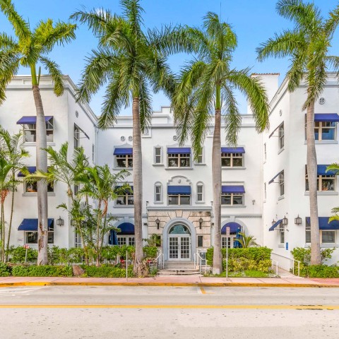 la fachada blanca del hotel con palmeras en Collins Avenue