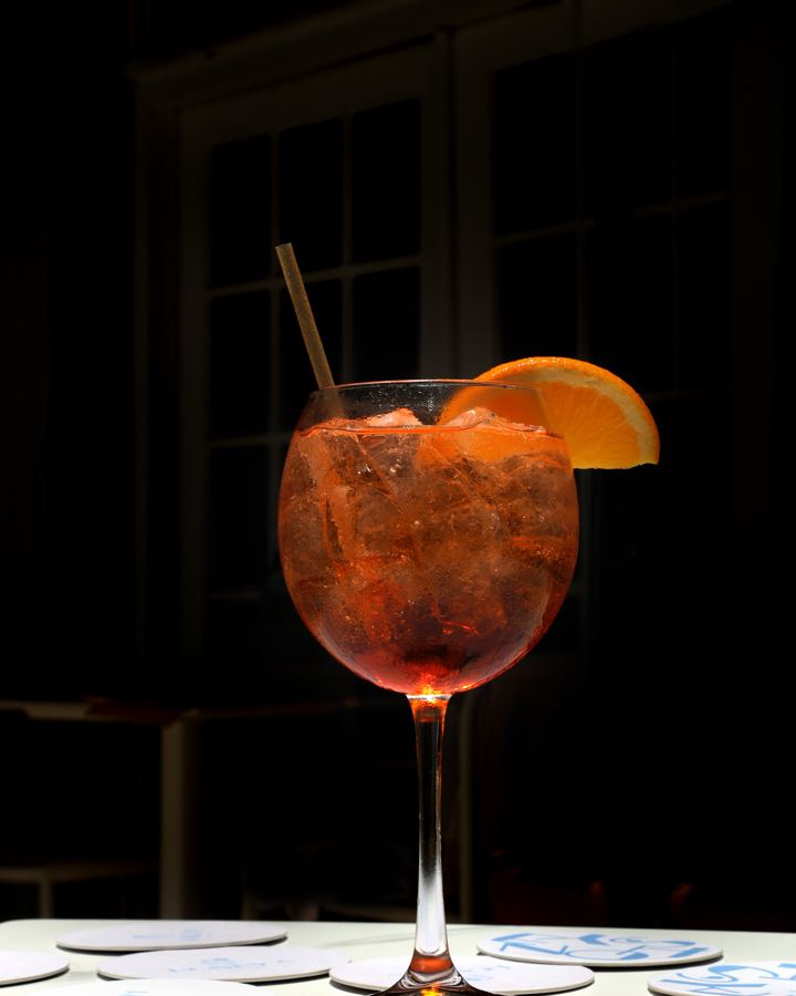 un spritz de naranja con pajita