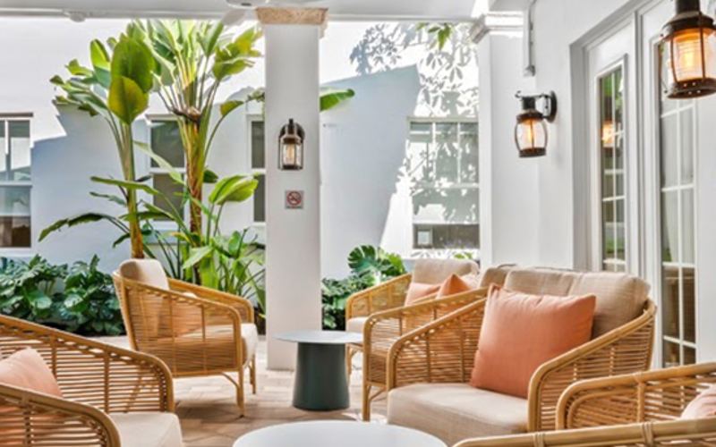 el patio cubierto con sillones de ratán